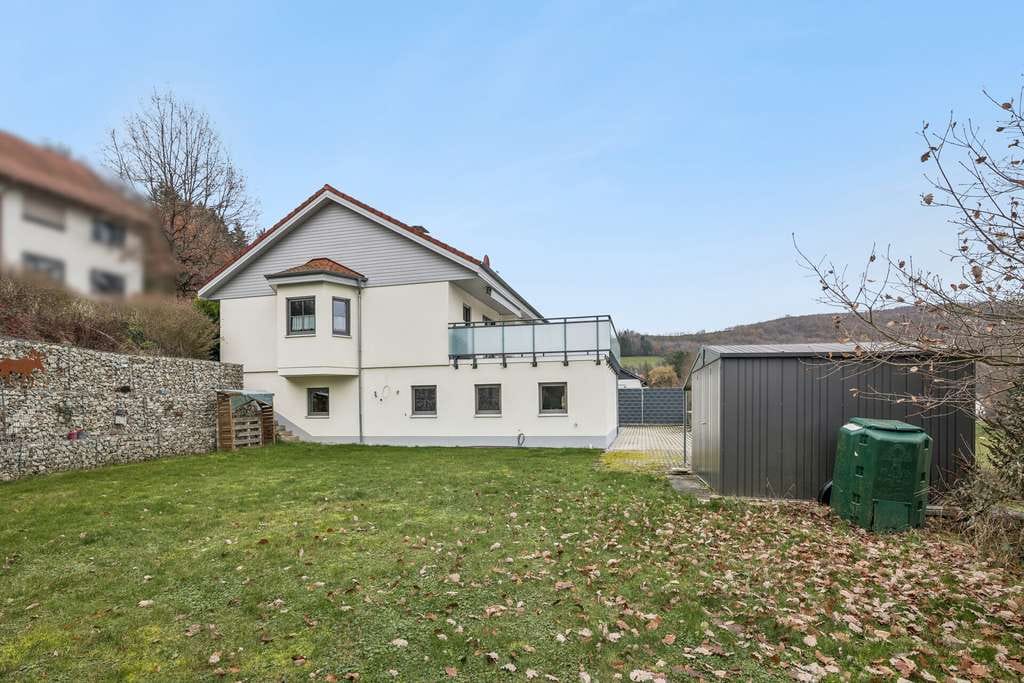 Immobilie in Niederstaufenbach - Charmantes Einfamilienhaus mit großem Grundstück und Möglichkeit zur Einliegerwohnung - Bild 2