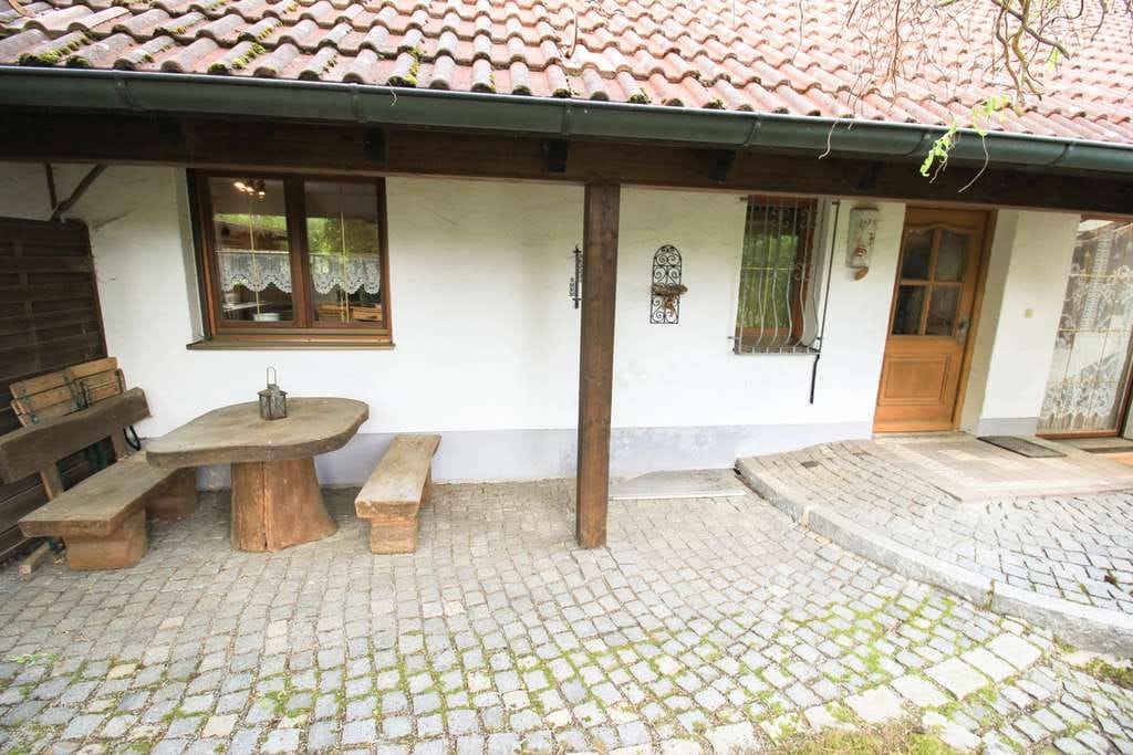 Immobilie in Ergoldsbach - Familienfreundliches Einfamilienhaus in ruhiger Lage mit eingewachsenem Garten und Ausbaureserve - Bild 2