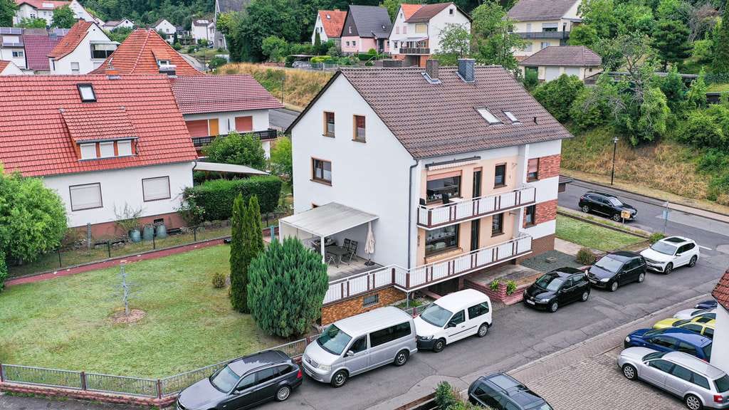 Immobilie in Meinhard - +++ Gepflegtes 3-Familienhaus mit Garten, Stellplätze, Balkone, Terrasse uvm in Grebendorf +++ - Bild 2