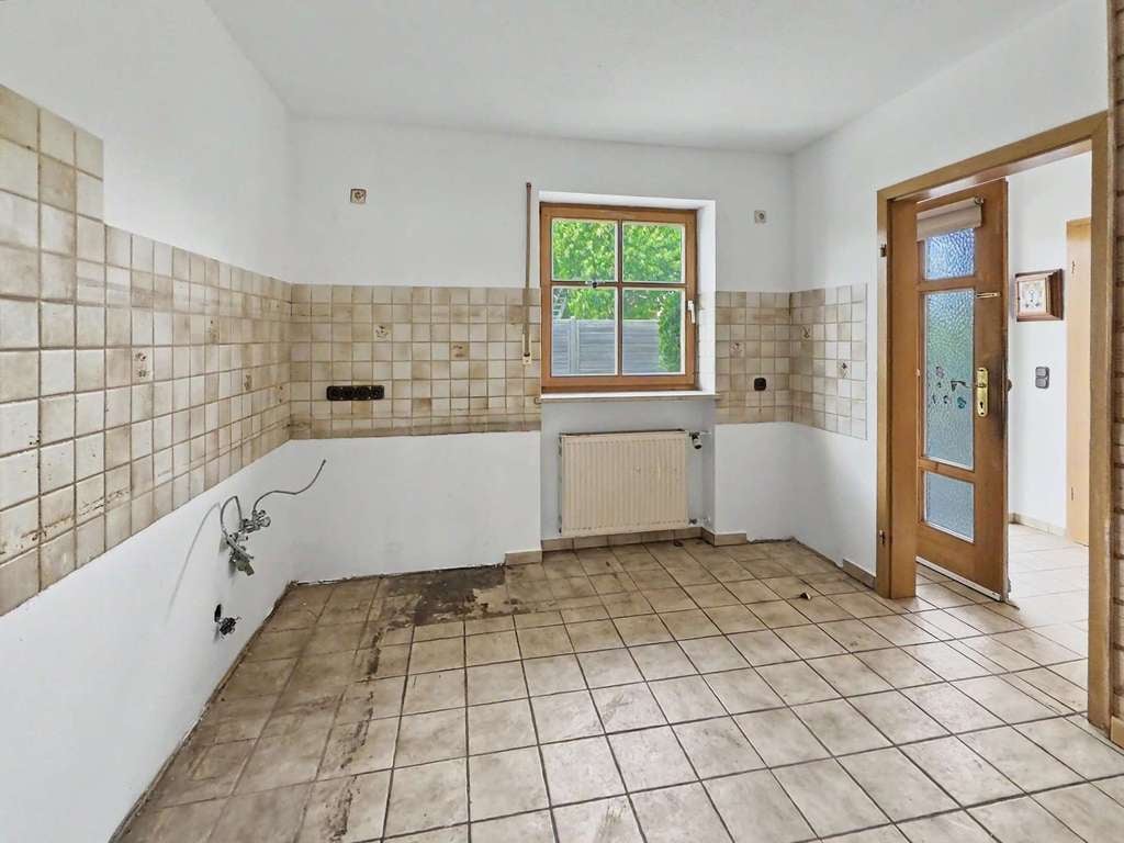 Immobilie in Altötting - Familienoase: Großzügige Doppelhaushälfte mit sonnigem Garten, Holzbalkonen und behaglichem Holzofen - Bild 4
