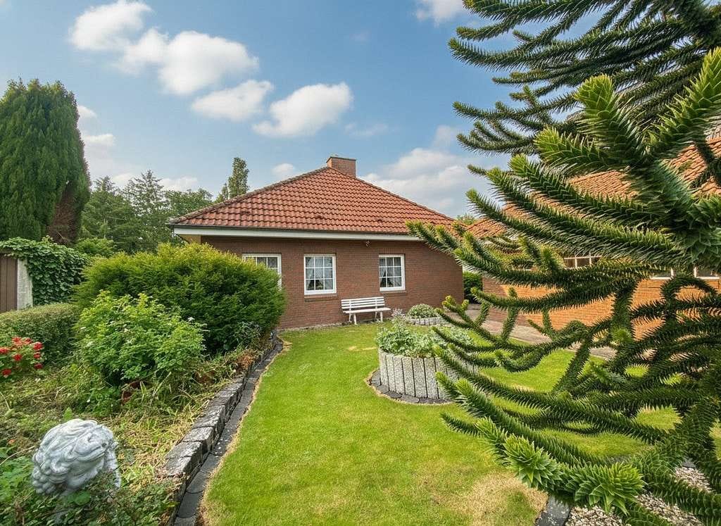 Immobilie in Marne - Walmdachbungalow in Marne - Stilvolles Wohnen mit Gartenblick und Wintergarten! - Bild 1