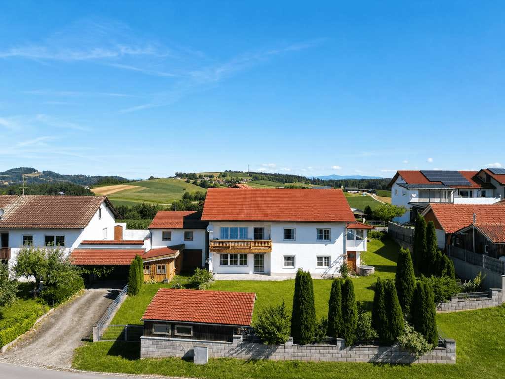 Immobilie in Hutthurm - Ein Zuhause, das viele Lebensentwürfe verbindet - Bild 1
