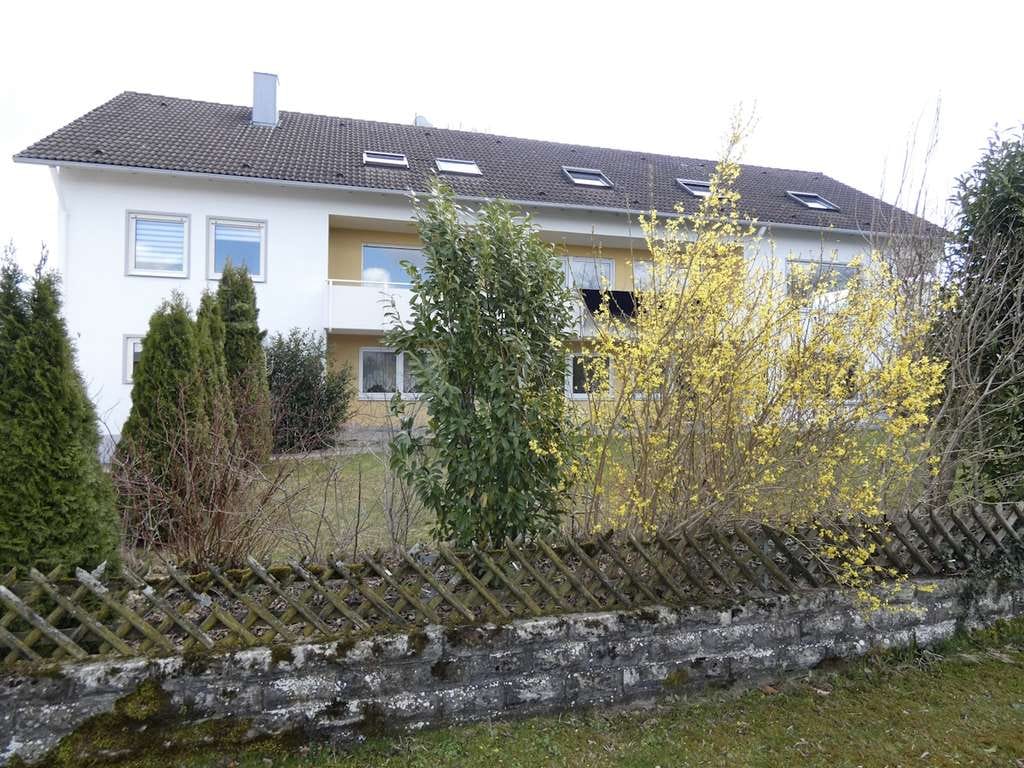 Immobilie in Roggenburg - DG Wohnung Roggenburg, schöne Ortsrandlage, 3 Zi , kleine Anlage mit 6 WE + 2 eigene Stellplätze - Bild 2