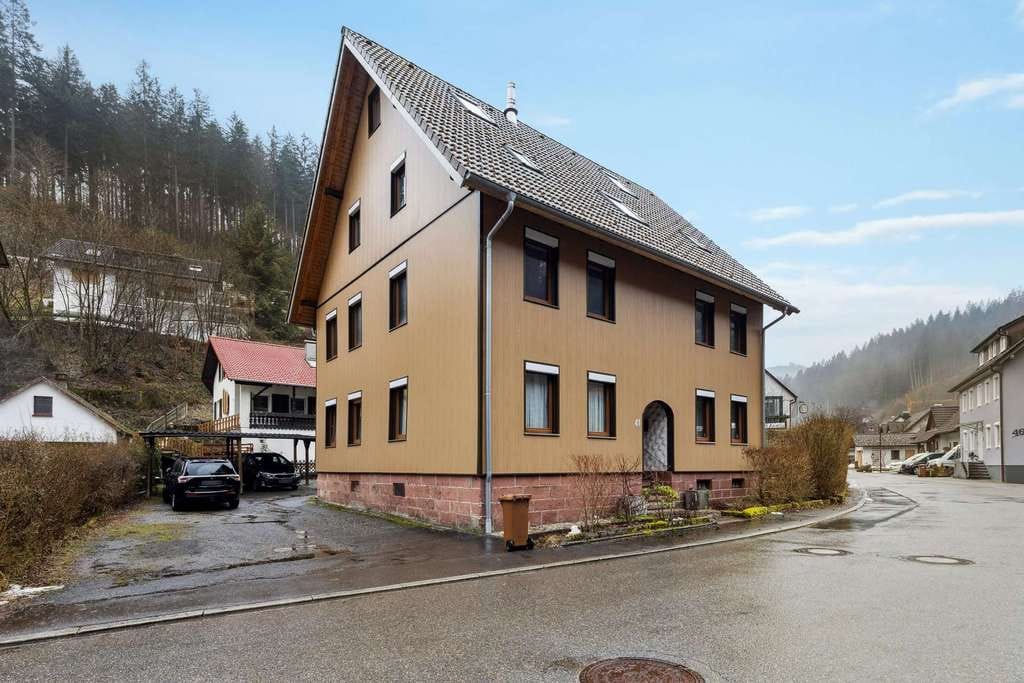Immobilie in Baiersbronn - Modernisiertes 3‑Familienhaus mit Gestaltungsmöglichkeiten in Schönmünzach - Bild 0