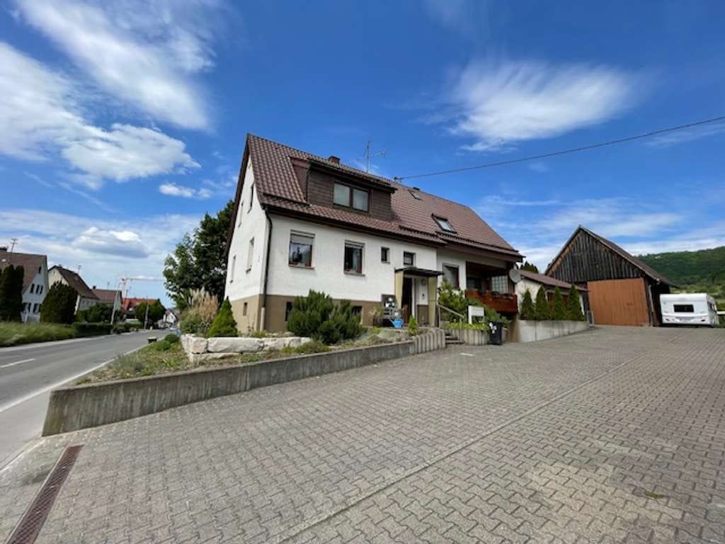 Immobilie in Lenningen - Inkl. 6,3 Ar Bauplatz! Gepfl. 2-Fam.-Hs. mit 11,3 Ar Grdst. u. Doppelgarage in sonn. Ortsrandlage! - Bild 0
