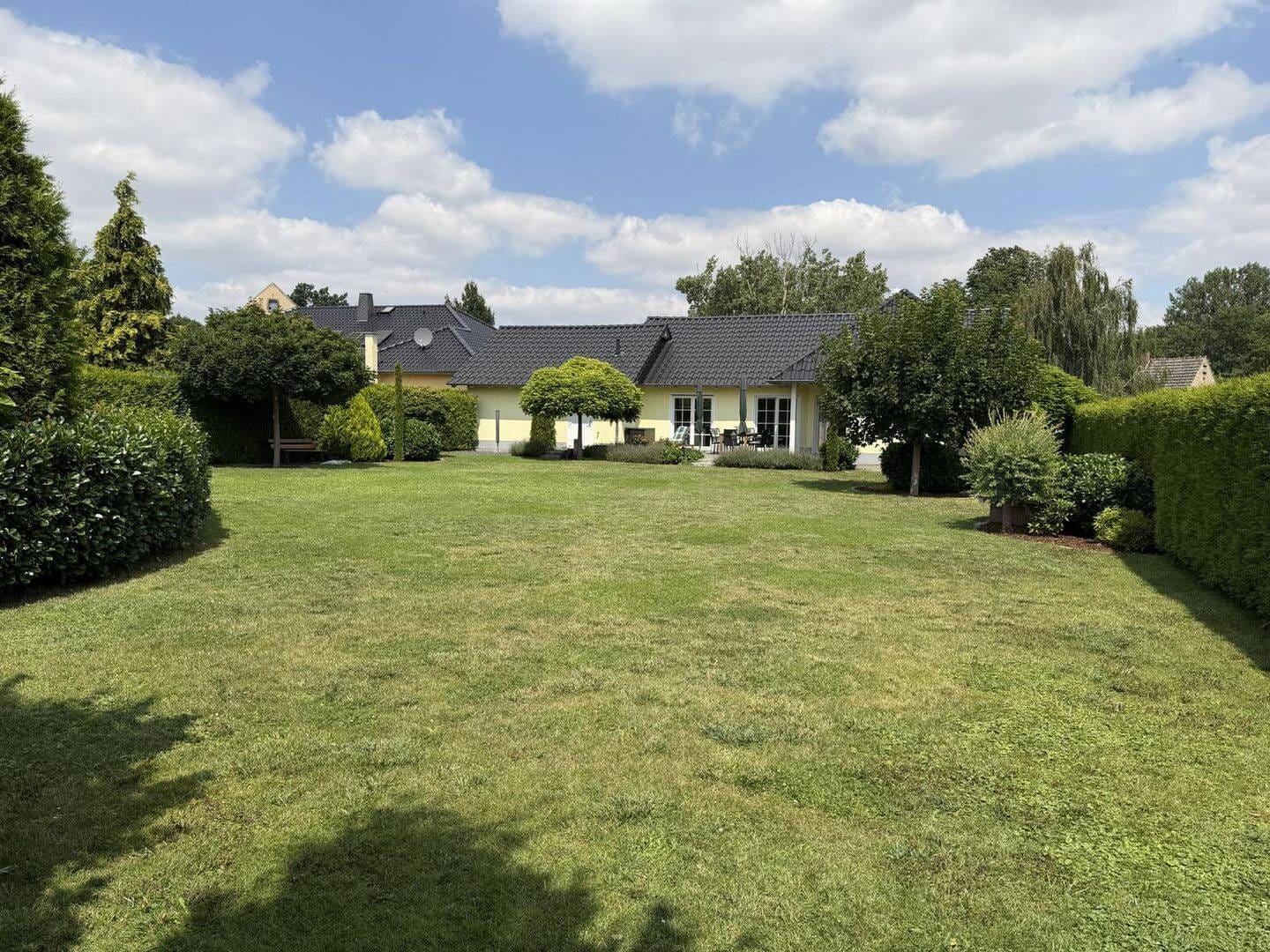 Immobilie in Oschatz - Traumhaftes Wohnen auf einer Ebene - Stilvoller Winkelbungalow mit Doppelgarage auf großzügigem Sonnengrundstück - Bild 2