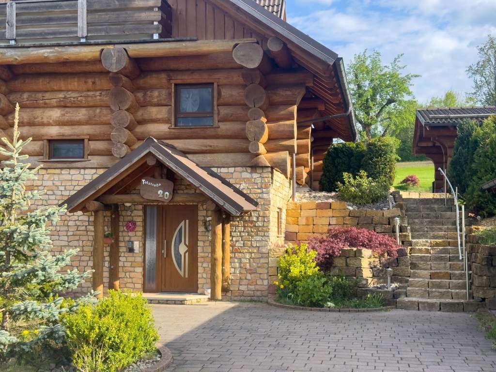 Immobilie in Simmersfeld - Leben, wo andere Urlaub machen – Ihr autarkes Traumhaus aus Douglasie im Schwarzwald - Bild 1