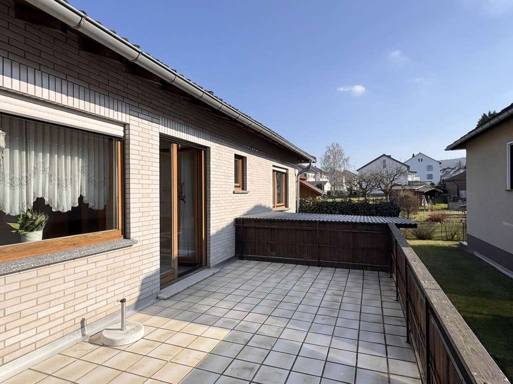Immobilie in Rotenburg an der Fulda - Bungalow auf kleinem pflegeleichten Grundstück oder Alternative zur Eigentumswohnung mitten in Roten - Bild 1