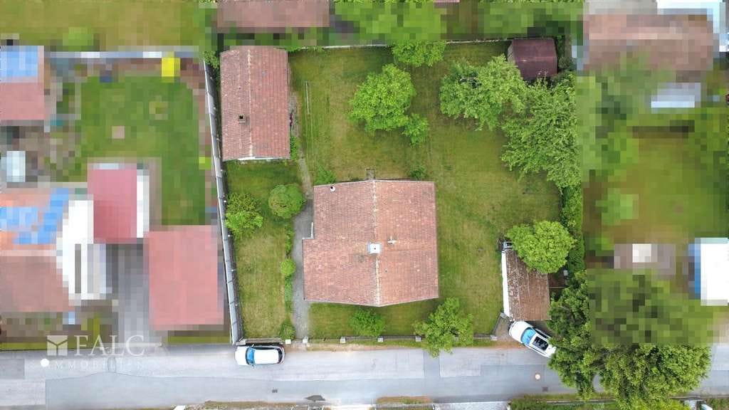Immobilie in Cham - Einfamilienhaus mit viel Potenzial und großzügigem Außenbereich - Bild 2