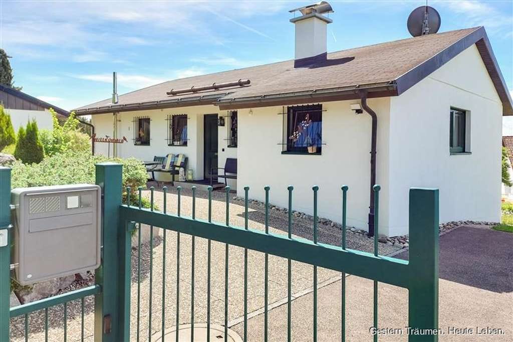 Immobilie in Bräunlingen - Einfamilienhaus im Bungalow-Stil mit ausgebautem Gartengeschoss und Weitblick - sofort bezugsfrei - Bild 1