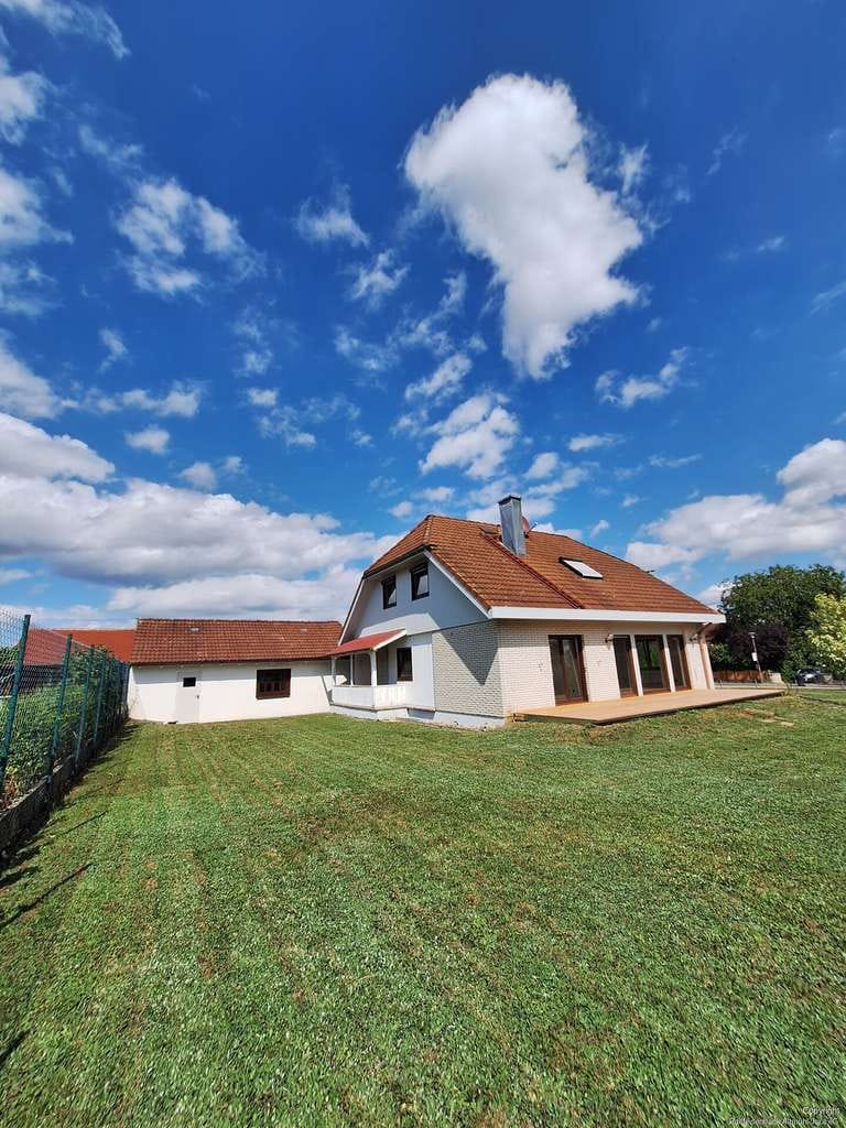 Immobilie in Greding - Ein- bzw. Zweifamilienhaus mit Doppelgarage und großem Garten - Bild 0