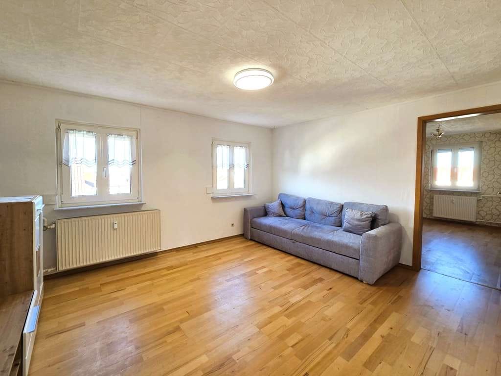 Immobilie in Bisingen - Helle Dachgeschosswohnung mit viel Tageslicht, überdachtem Balkon, Stellplatz und modernisiertem Bad - Bild 2