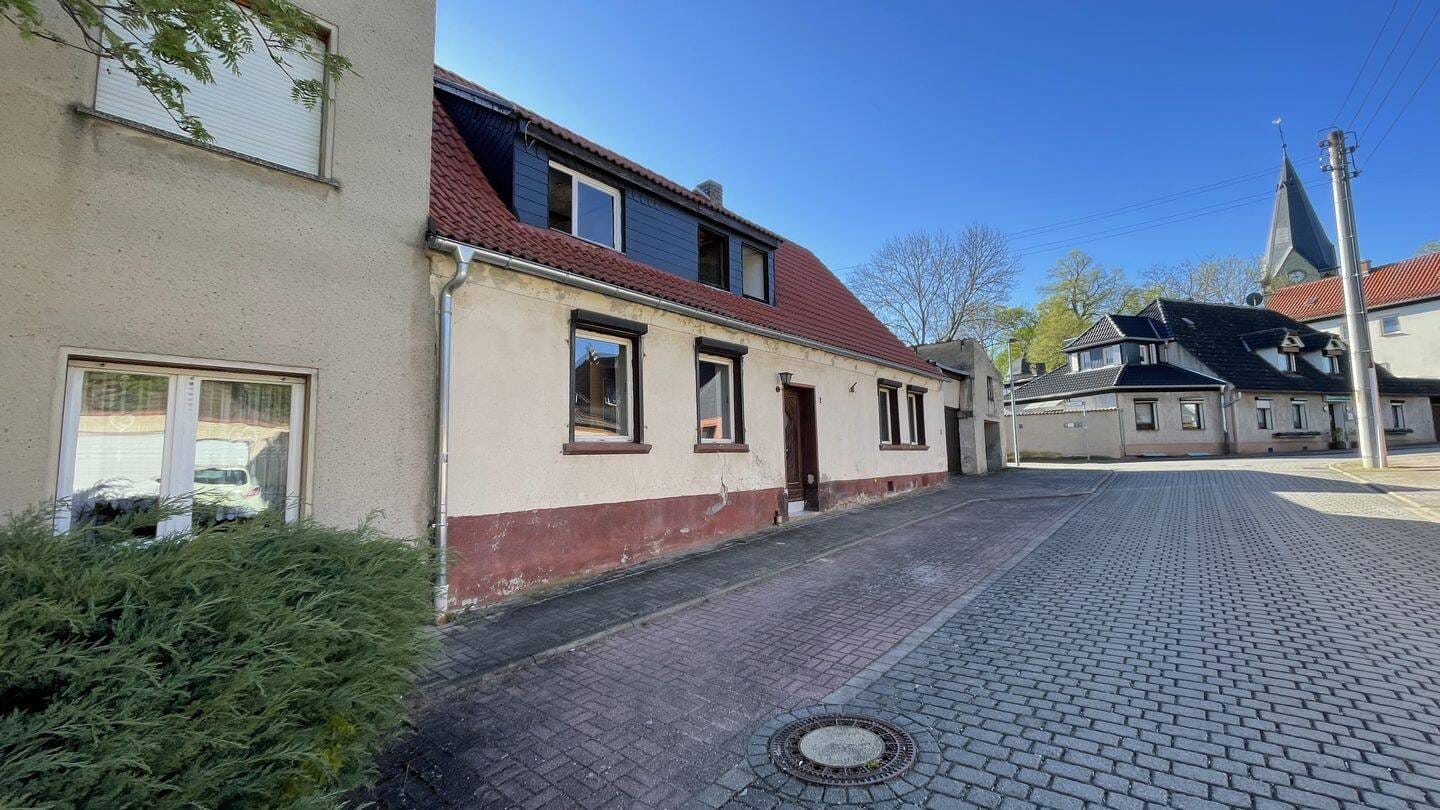 Immobilie in Nienburg (Saale) - Wohnhaus mit Werkstattgebäude - Bild 0