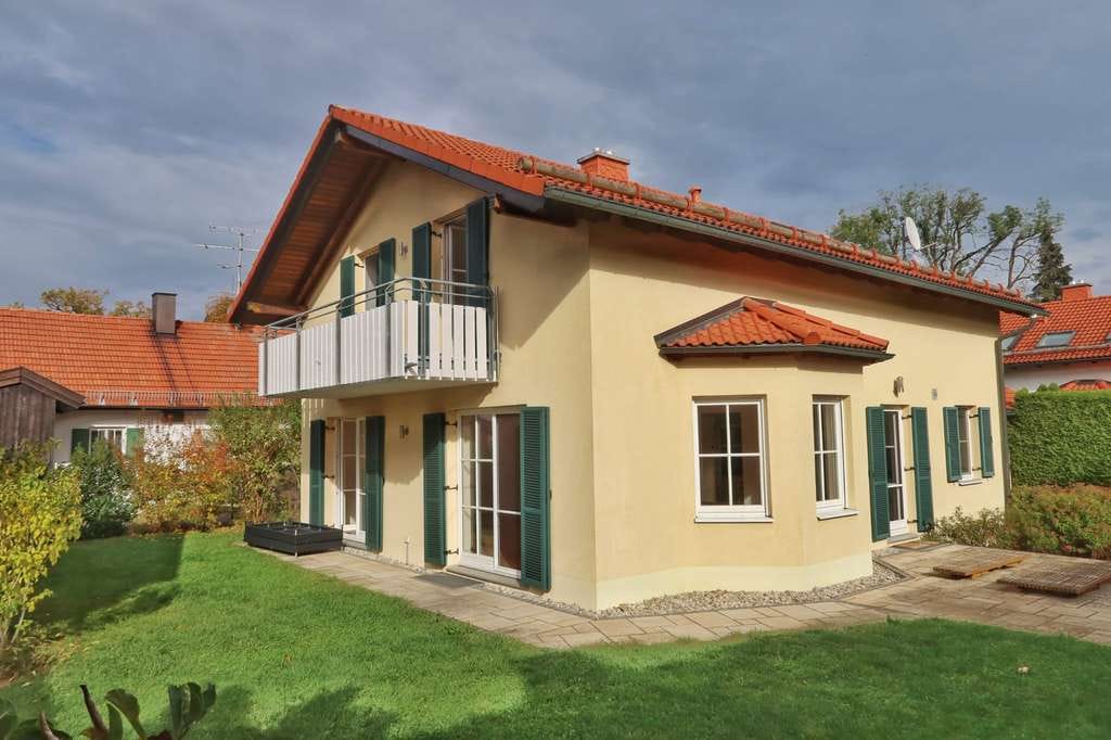 Immobilie in Straßlach-Dingharting - Lichtdurchflutetes geräumiges Landhaus in idyllischer Bestlage des Münchener Südens - Bild 0