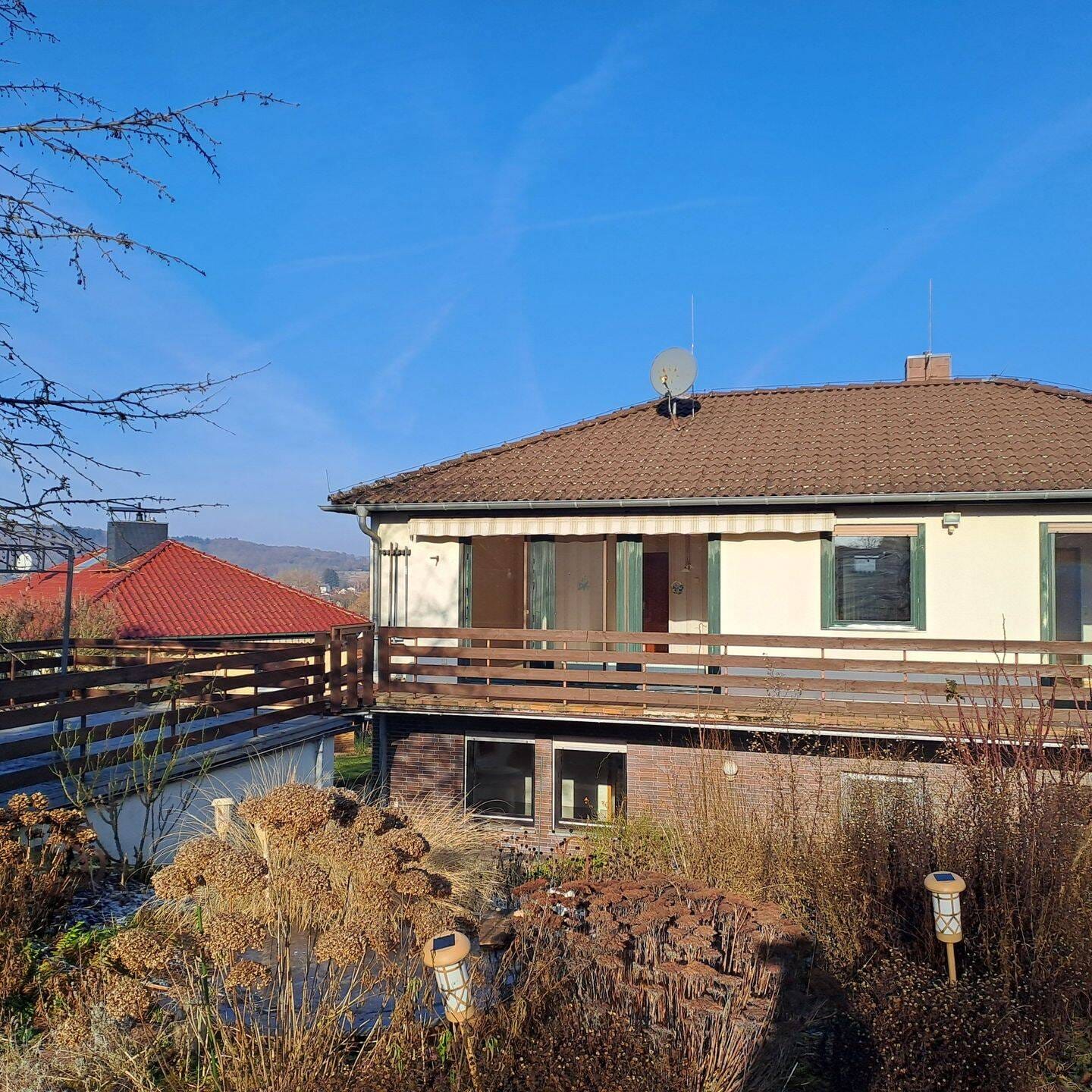 Immobilie in Ronneburg - Familienfreundliches Einfamilienhaus mit Blick auf die Ronneburg und potenzieller Einliegerwohnung im Kellergeschoss - Bild 2