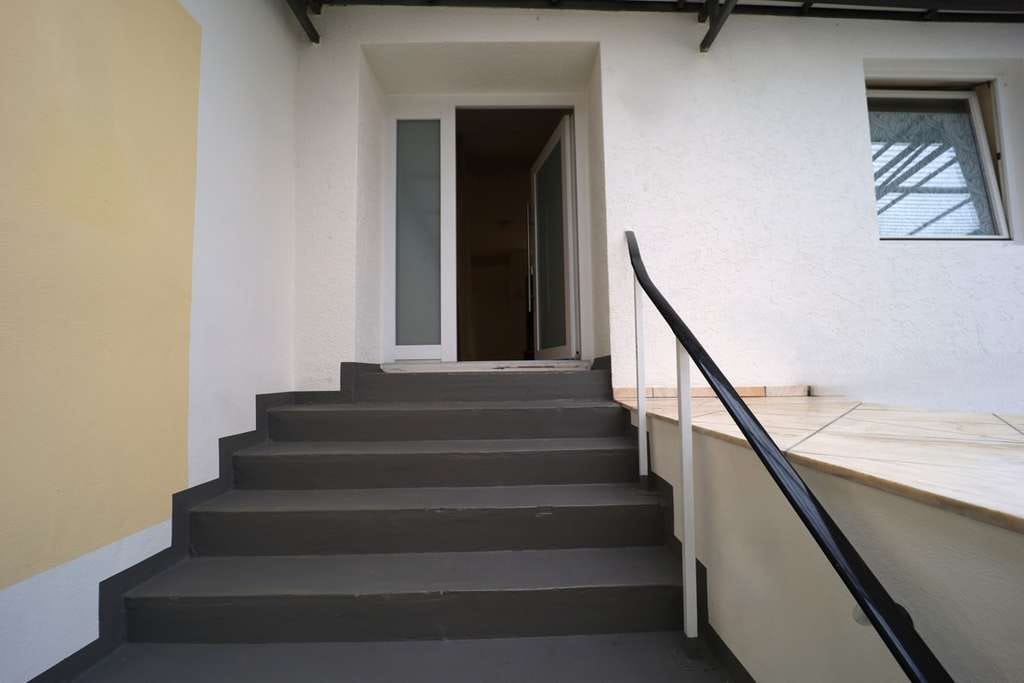 Immobilie in Swisttal - Flexibel und außergewöhnlich: Wohn- und Geschäftshaus mit zusätzlichem Wohn- und Wirtschaftsgebäude - Bild 2