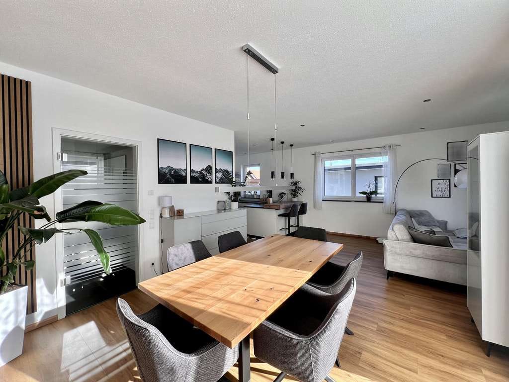 Immobilie in Kirchdorf an der Iller - Moderne und zentrale Wohnung mit Einbauküche, 2 Balkonen und 2 TG‑Stellplätzen - Bild 1