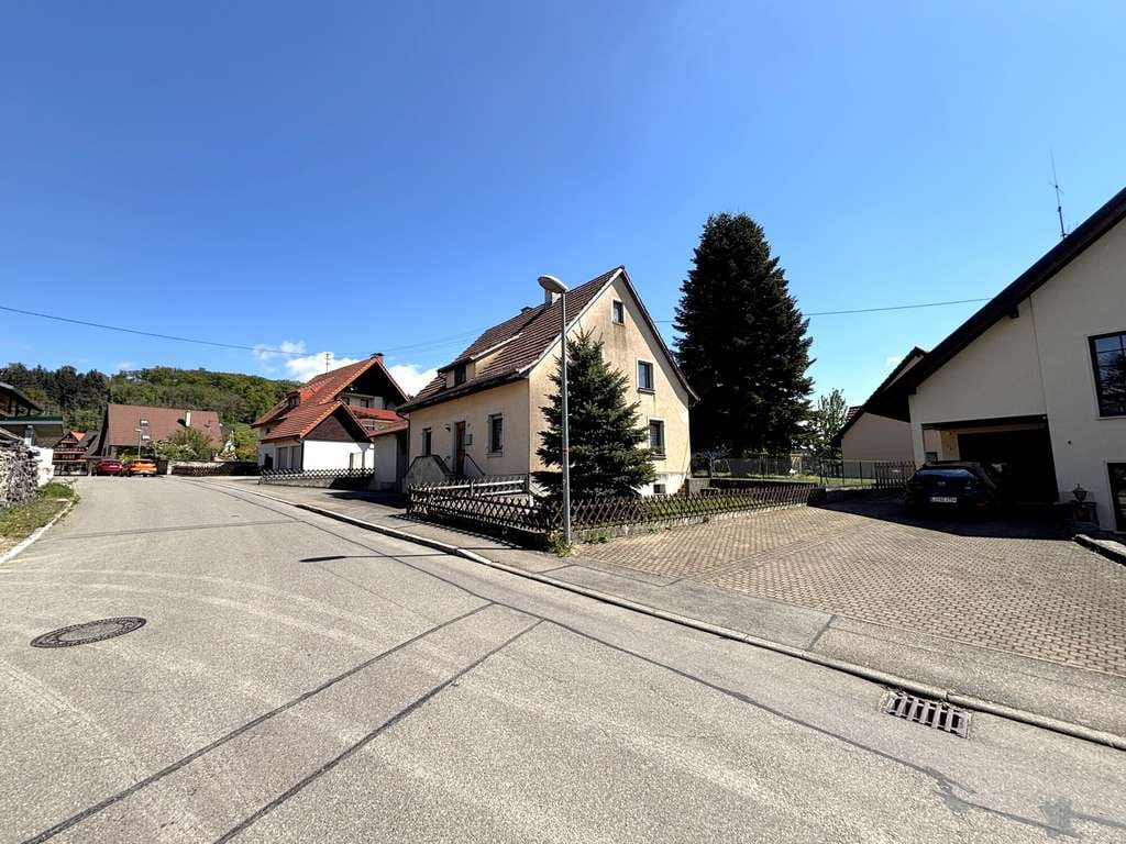 Immobilie in Kandern - Einfamilienhaus mit Scheune, viel Platz und großem Garten - Bild 1
