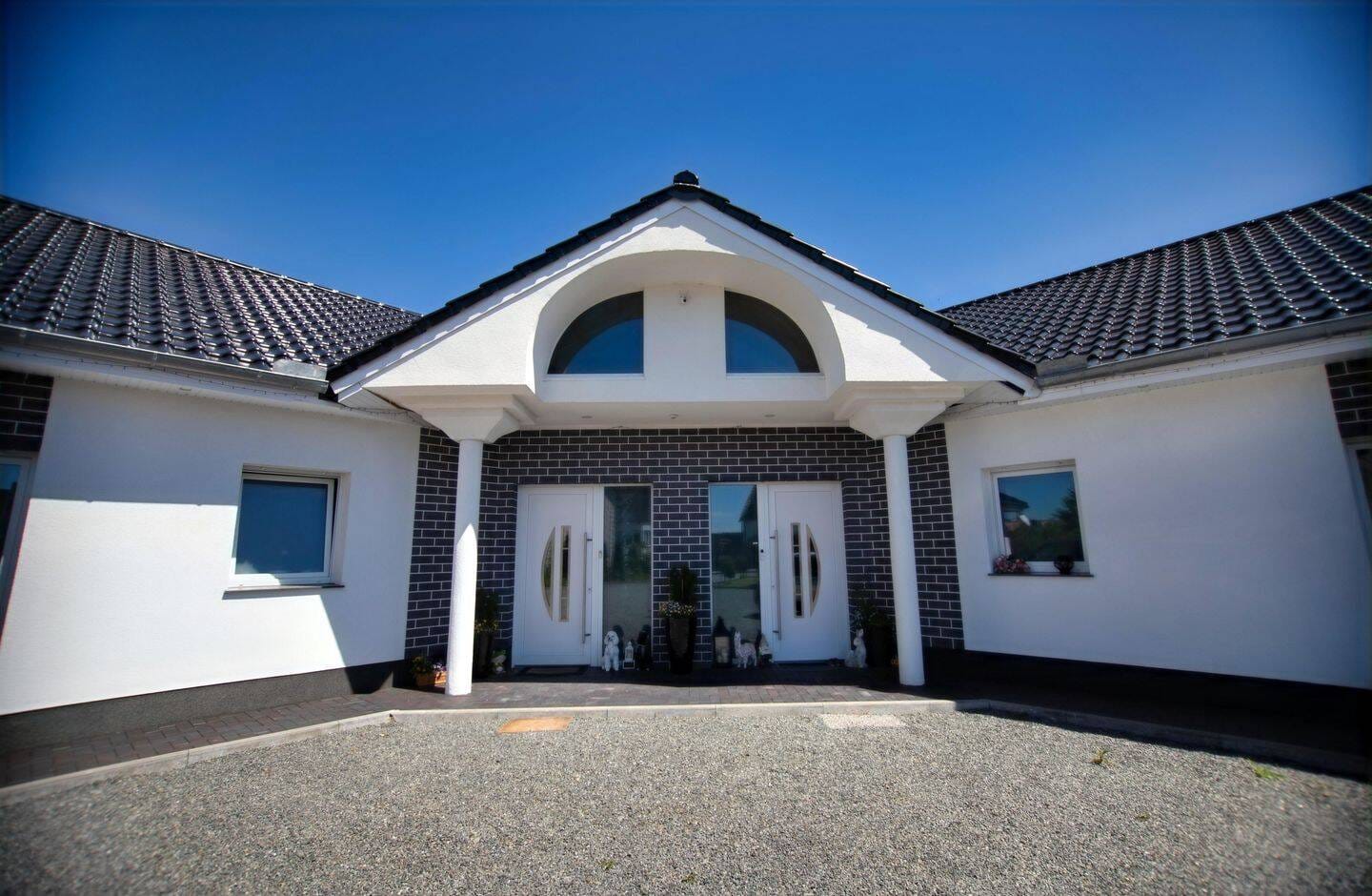 Immobilie in Lutter am Barenberge - Flexibler Premium-Bungalow mit zwei Wohneinheiten und Ausbaureserve - Bild 1