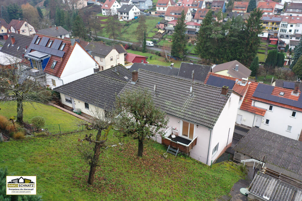 Immobilie in Lützelbach - Charmantes Wohnhaus mit drei Garagen und Gestaltungsspielraum - Bild 1