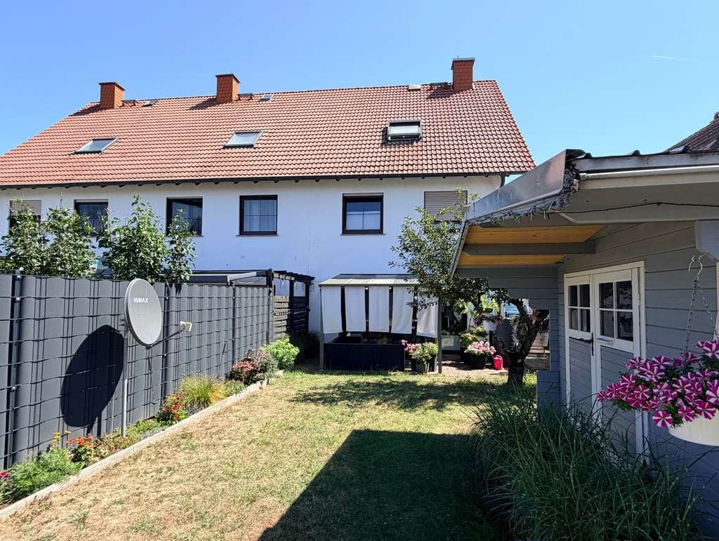 Immobilie in Erlensee - Attraktives Mehrfamilienensemble – Drei vermietete Reihenhäuser in Split-Level-Bauweise in Erlensee - Bild 1