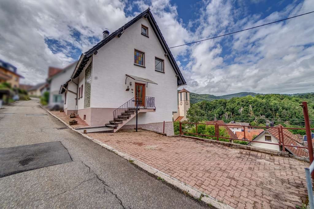Immobilie in Forbach - Zweifamilienhaus mit Potenzial in ruhiger Schwarzwaldlage von Forbach-Gausbach - Bild 0