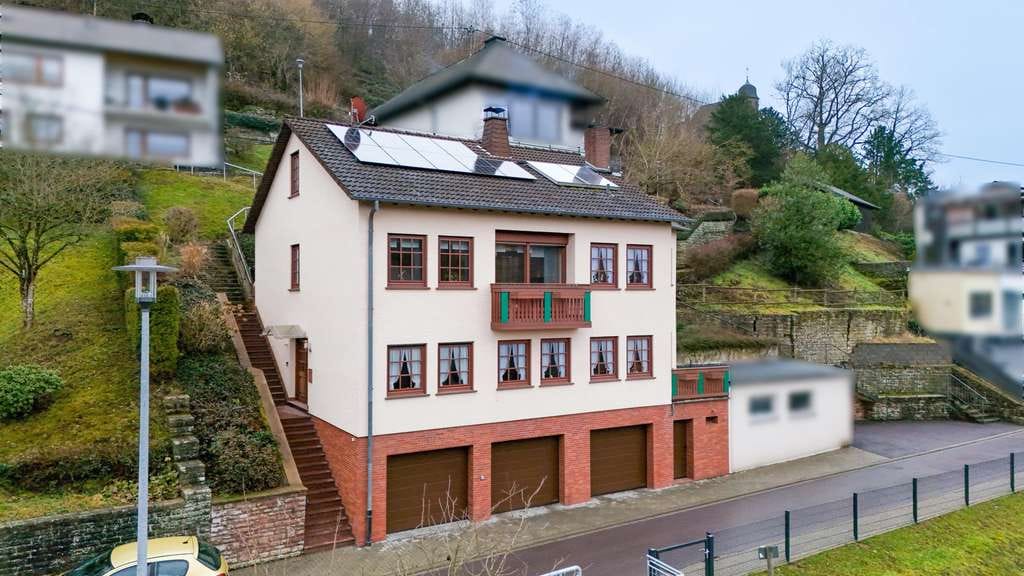 Immobilie in Kyllburg - Gemütliches Einfamilienhaus mit Einliegerwohnung, 3 Garagen und moderner Energietechnik - Bild 1