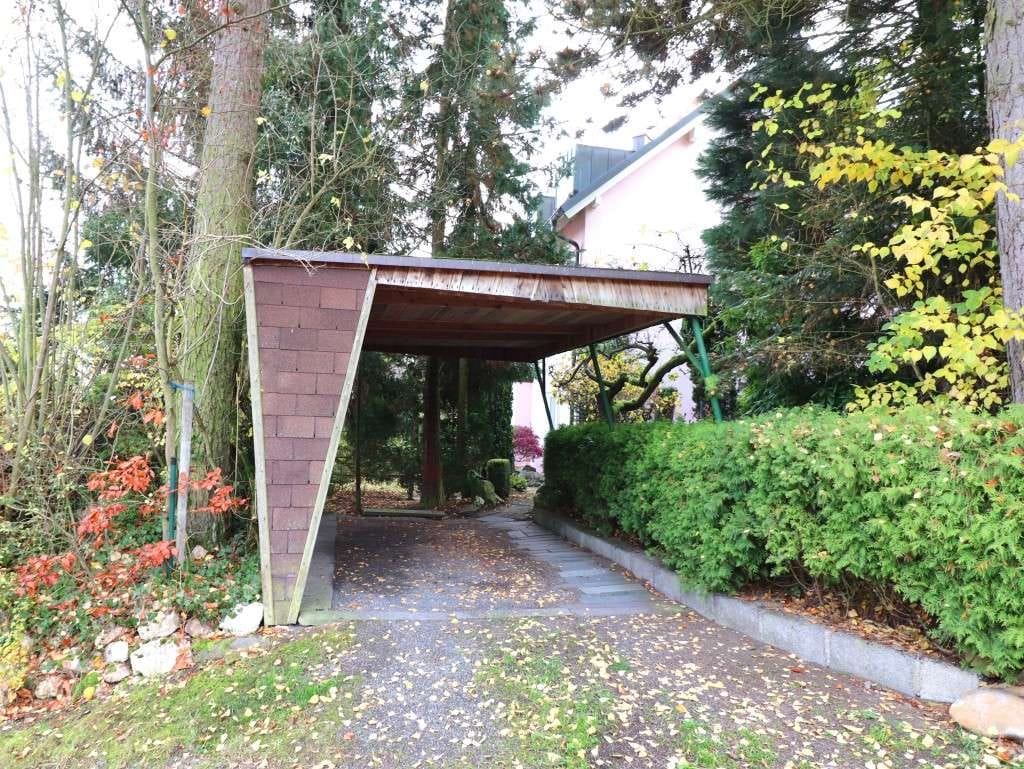Immobilie in Erbendorf - Ruhig gelegen! 4 Familienhaus mit Fernsicht und Entwicklungspotenzial, davon zwei Wohnungen frei - Bild 3