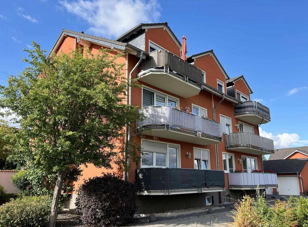 Immobilie in Nickenich - Gepflegte Dachgeschoss-Eigentumswohnung mit Balkon in ruhiger Wohnlage - Bild 1