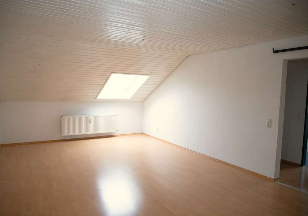 Immobilie in Deggendorf - Stilvolle Dachgeschosswohnung nahe Stadtpark – modern, nachhaltig und sofort bezugsfrei - Bild 0