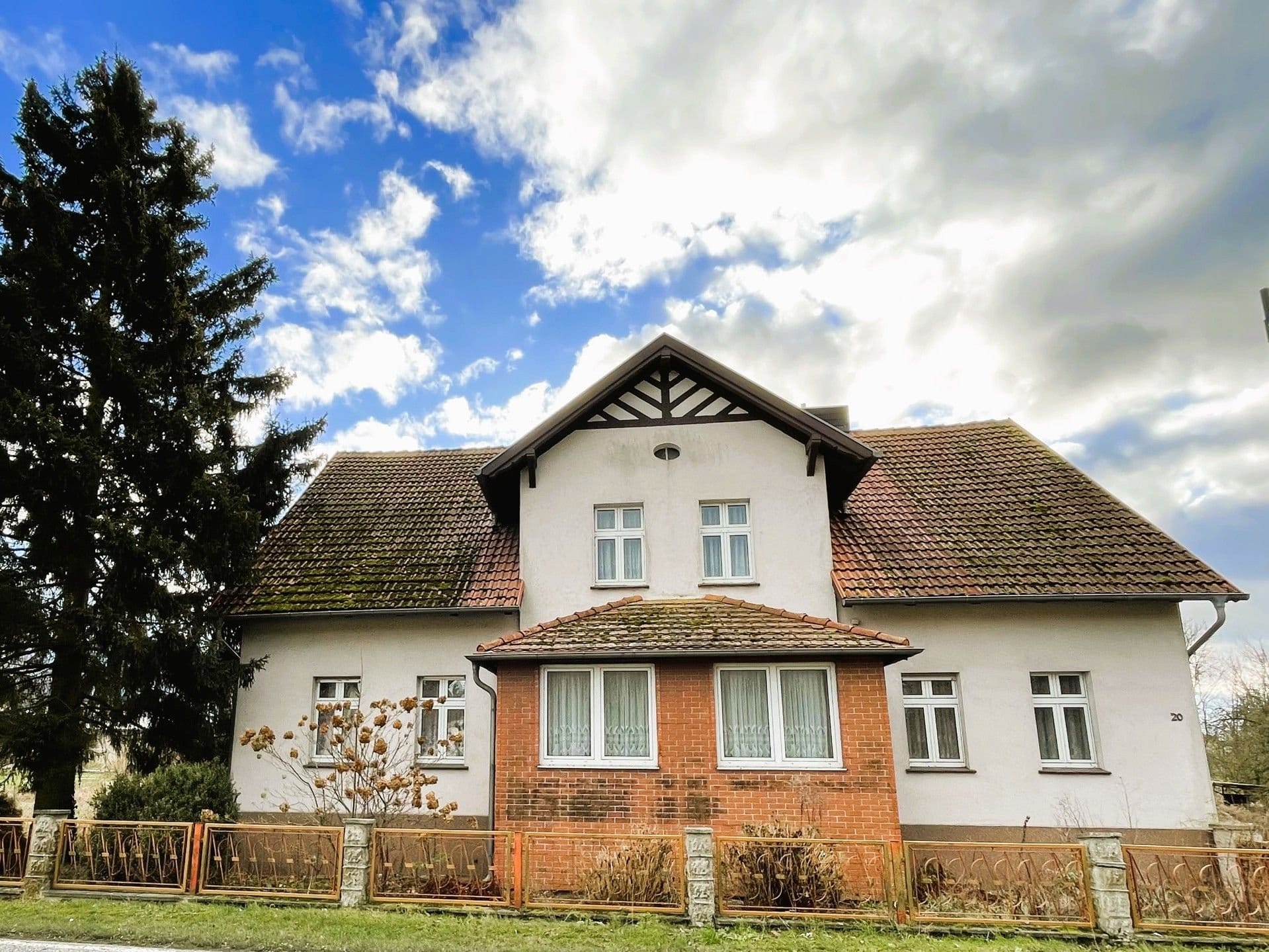 Immobilie in Steinhöfel - Einfamilienhaus auf großem Grundstück mit Garagen und Nebengebäuden - Bild 0