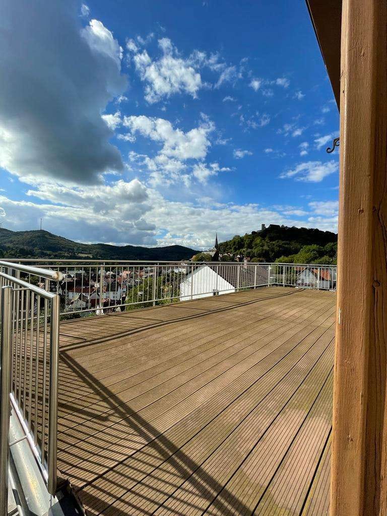 Immobilie in Biedenkopf - Kapitalanlage - voll vermietet - Wohnhaus mit viel Platz, tollem Blick, Terrasse, Garten und Garagen - Bild 3
