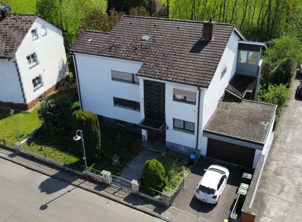 Immobilie in Remchingen - Attraktives Zweifamilienhaus mit großem Grundstück, PV-Anlage & Ausbaupotenzial in ruhiger Lage - Bild 1