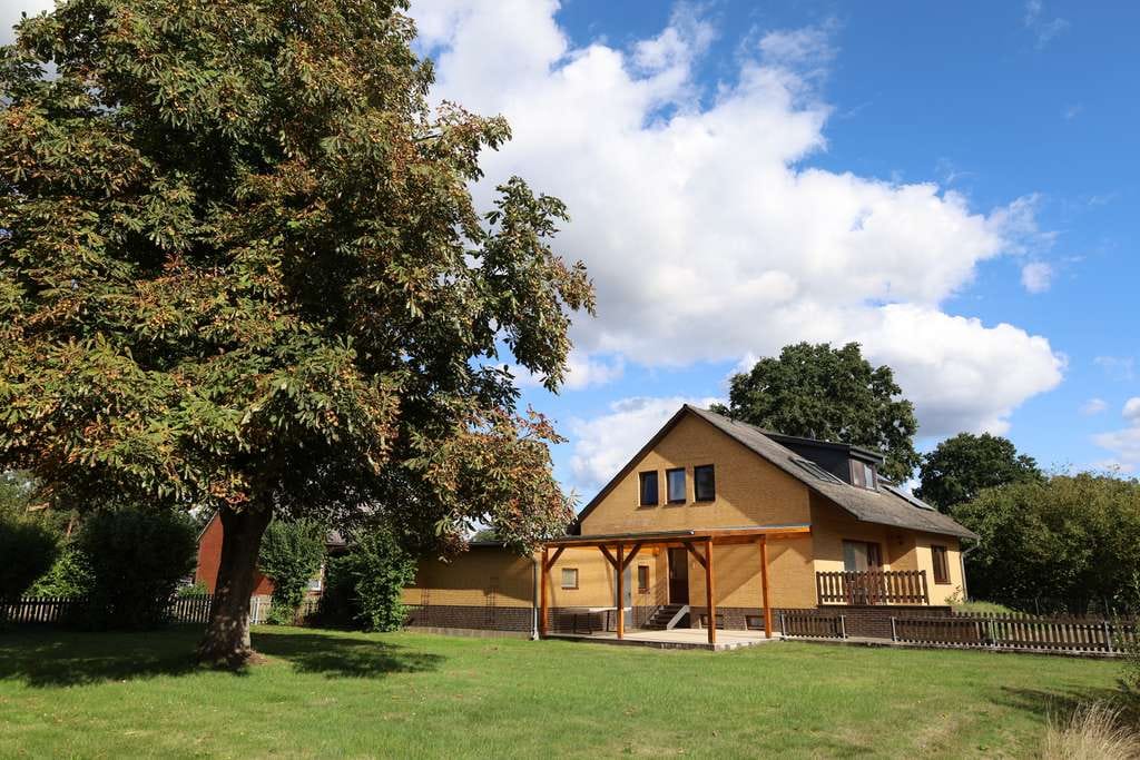 Immobilie in Gusborn - Gepflegtes Einfamilienhaus mit Einliegerwohnung, Doppelgarage und Nebengeb. in ländl. Umgebung - Bild 0
