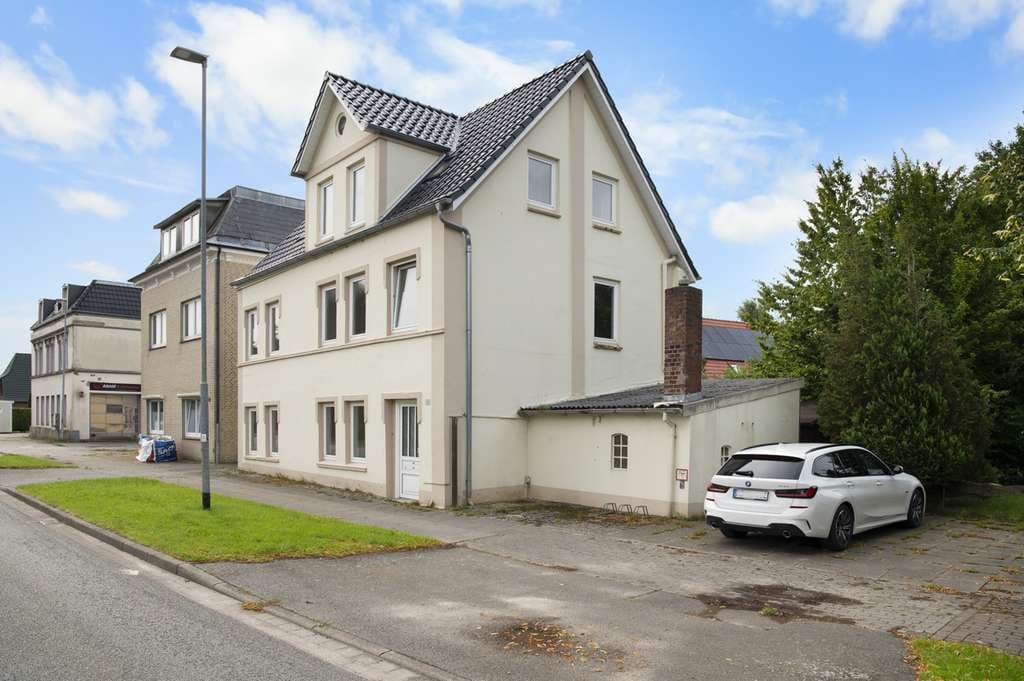 Immobilie in Brunsbüttel - Mehrfamilienhaus mit 2 leerstehenden Wohneinheiten und Ausbaureserve! - Bild 1