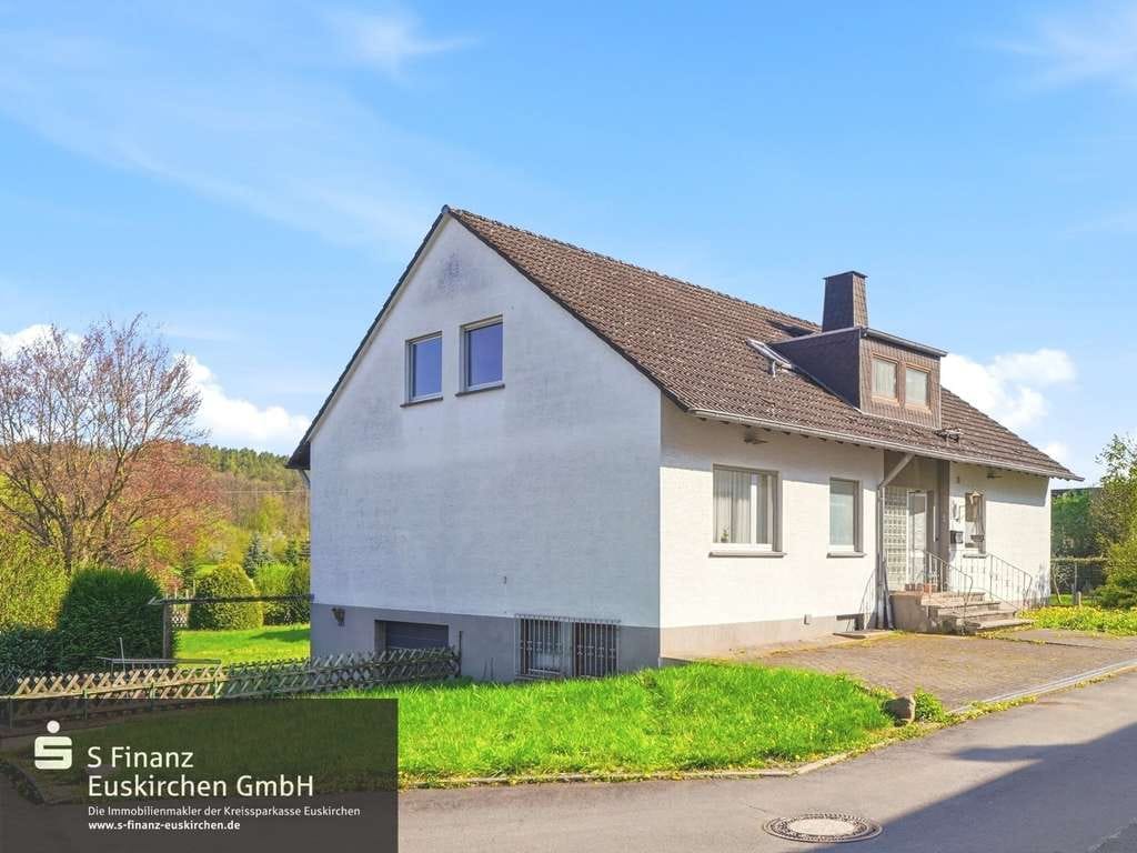 Immobilie in Euskirchen - Solides Zweifamilienhaus mit großem Grundstück und vielseitigen Entwicklungsmöglichkeiten! - Bild 0