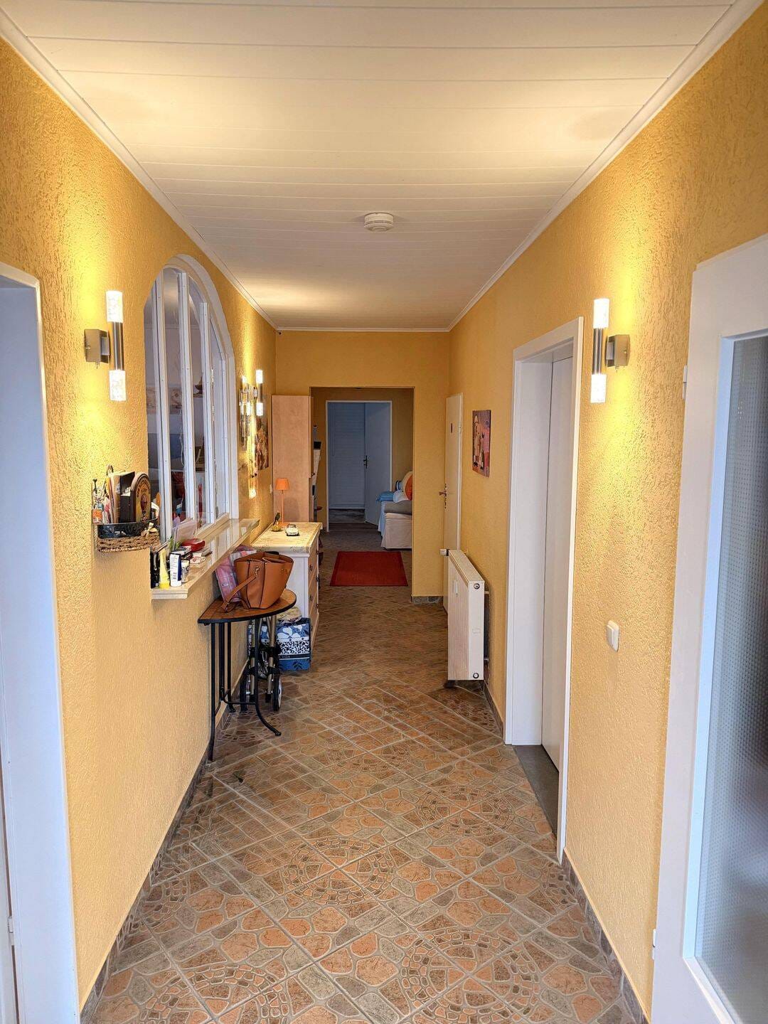 Immobilie in Maintal - Bungalow-Feeling -  modernisierte Erdgeschosswohnung mit großem geschützten Außenbereich - Bild 2