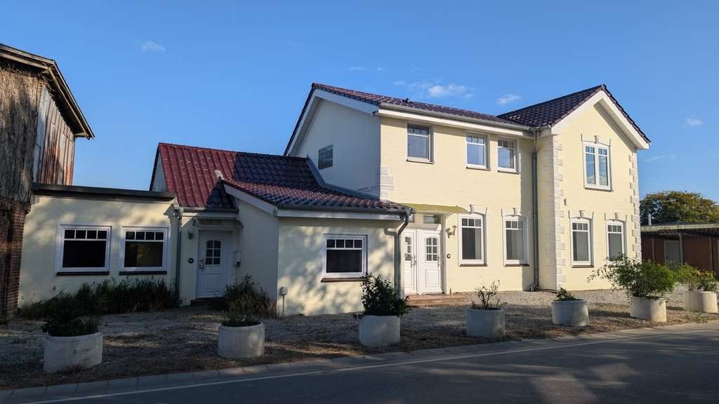Immobilie in Stoltebüll - Modernisiertes Mehrfamilienhaus mit vielfältiger Nutzungsmöglichkeit und großem Grundstück! - Bild 1