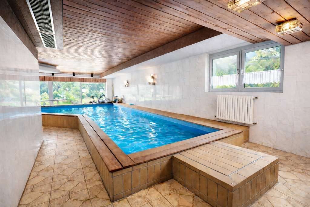 Immobilie in Aßlar - Großzügiges Einfamilienhaus mit Indoor-Pool, Sauna und traumhaftem Bergblick in Hanglage von Aßlar - Bild 1