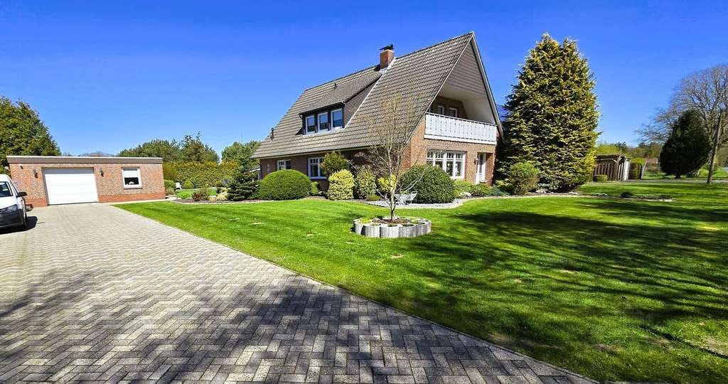 Immobilie in Großefehn - Exklusive Alleinlage trifft modernen Wohnkomfort – Zweifamilienhaus mit großem Grundstück - Bild 0