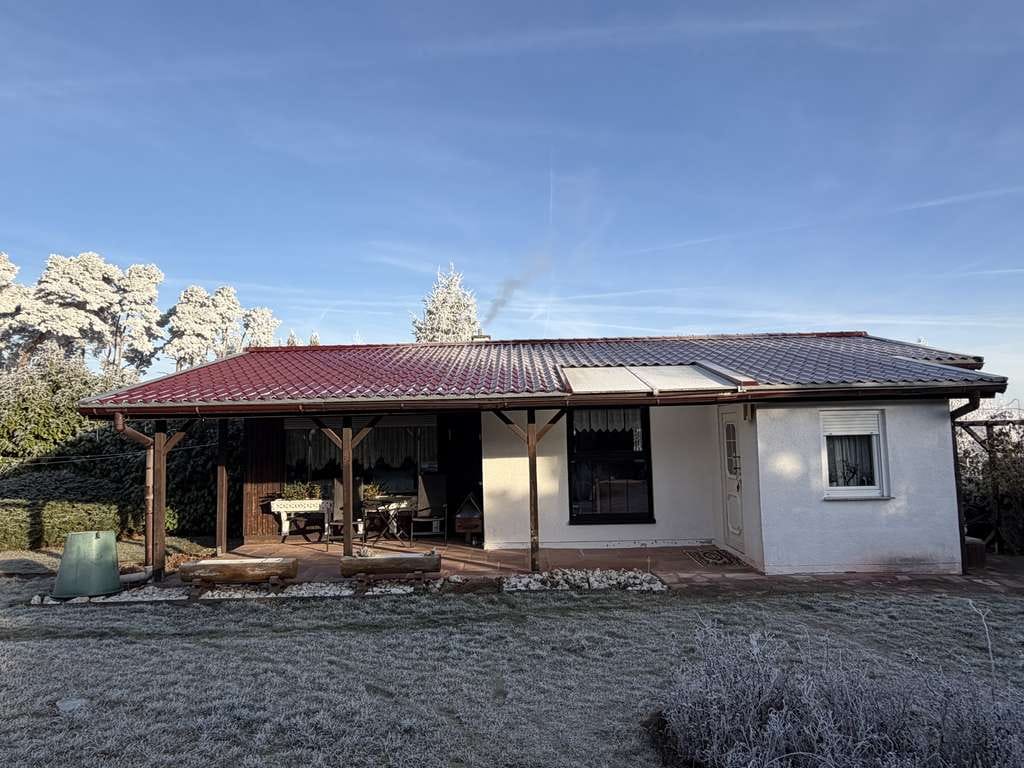 Immobilie in Kelbra (Kyffhäuser) - Ihr eigenes Urlaubsparadies: Gemütlicher Ferienbungalow mit uneinsehbarem Garten und Außenstellplatz - Bild 1