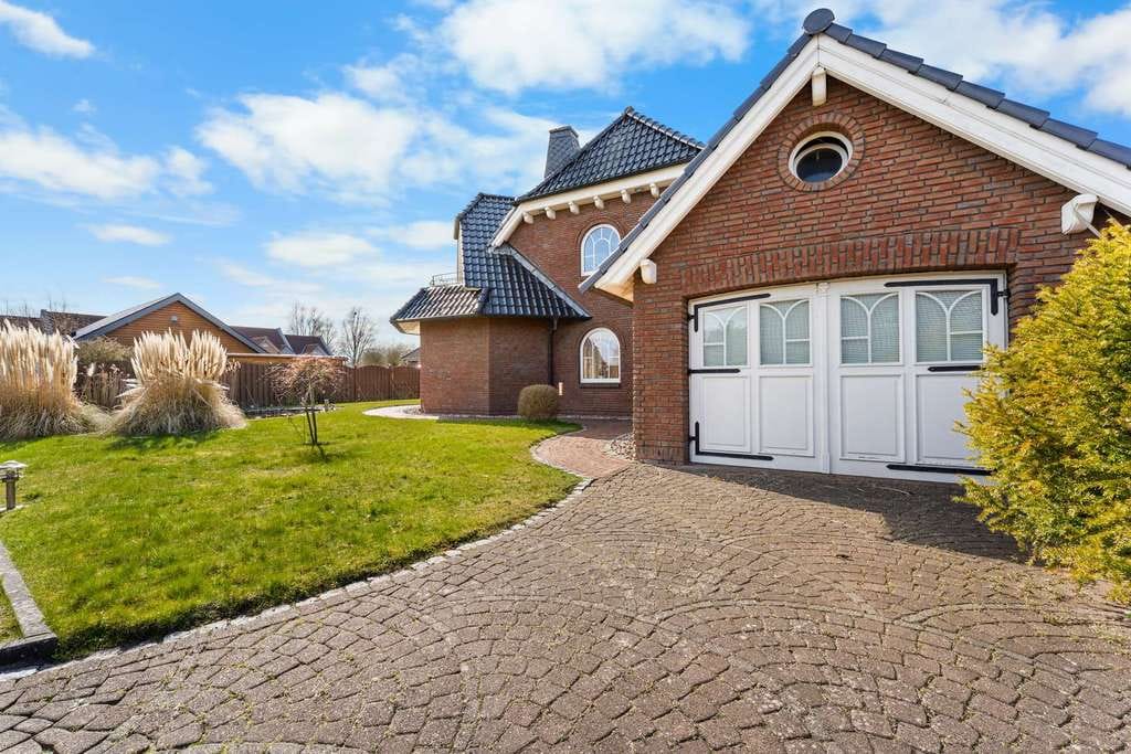 Immobilie in Cuxhaven - Einzigartiges Anwesen an der Küste - Großzügiges Doppelhaus mit Teich, Sauna und zwei Wohneinheiten - Bild 2
