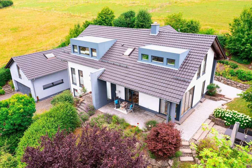 Immobilie in Hilders - Goldener Herbst, Gemütlicher Winter – Ihr Zuhause mit Kamin und Charakter. - Bild 2