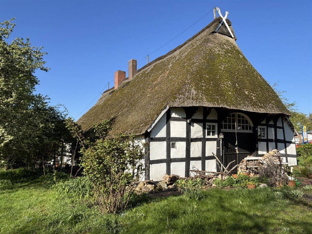 Immobilie in Lembruch - Historisches Fachwerkhaus mit Reetdach mit  großzügigem Grundstück in Lembruch/Dümmersee - Bild 2