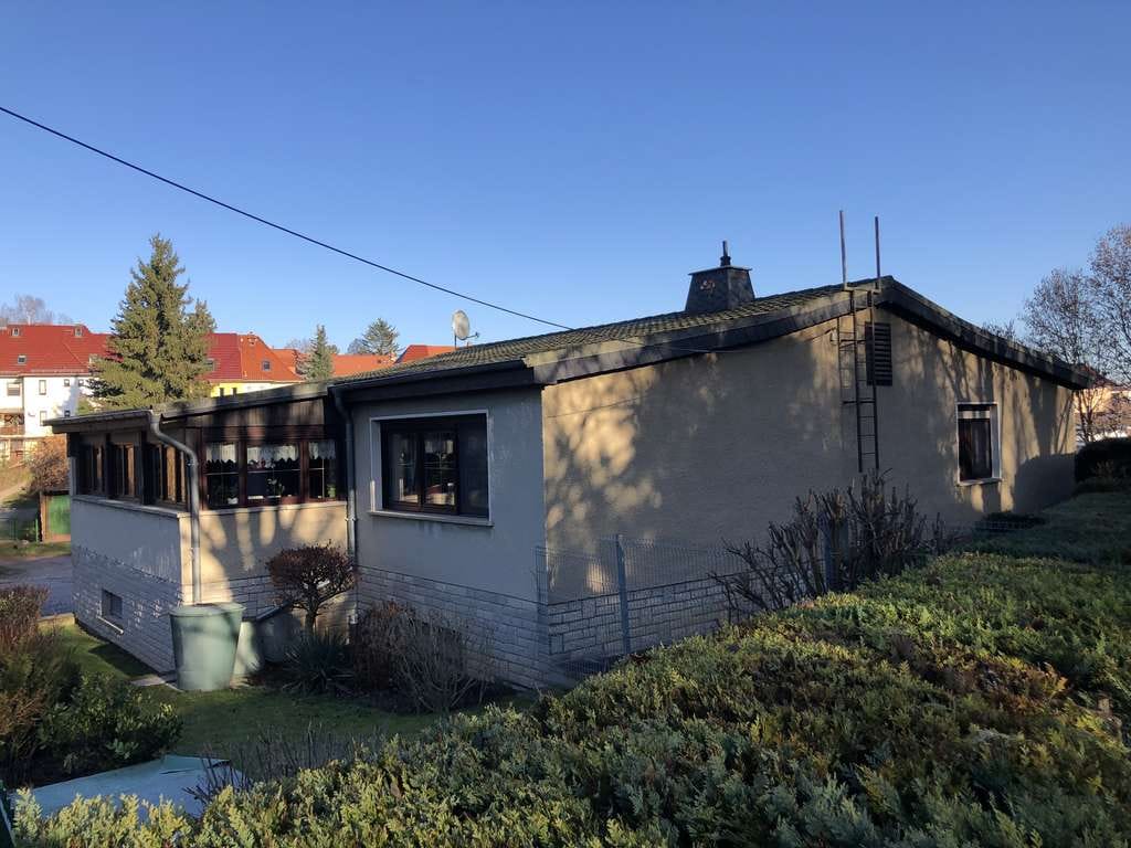 Immobilie in Apolda - Freistehendes Einfamilienhaus in beliebter Wohnlage - auf großem Grundstück mit 3 Garagen und Garten - Bild 1