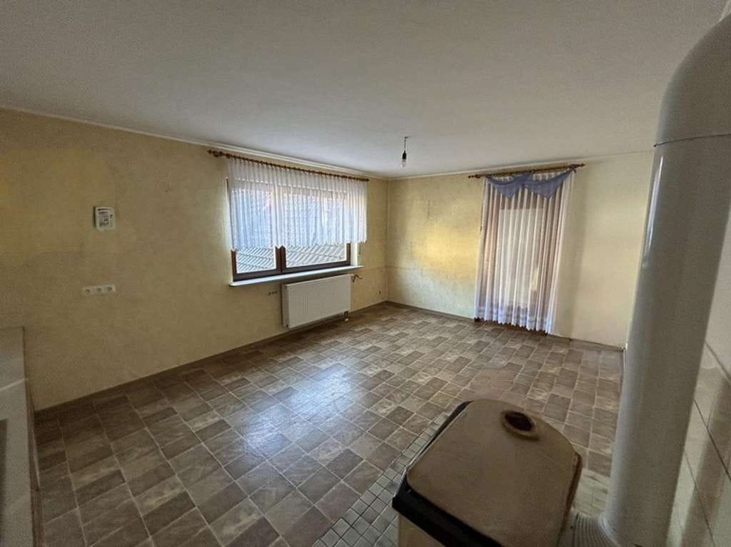 Immobilie in Lohr am Main - Großzügiges Zweifamilienhaus mit zwei Wohneinheiten, Balkon und Nebengebäude im Spessart  - Bild 4