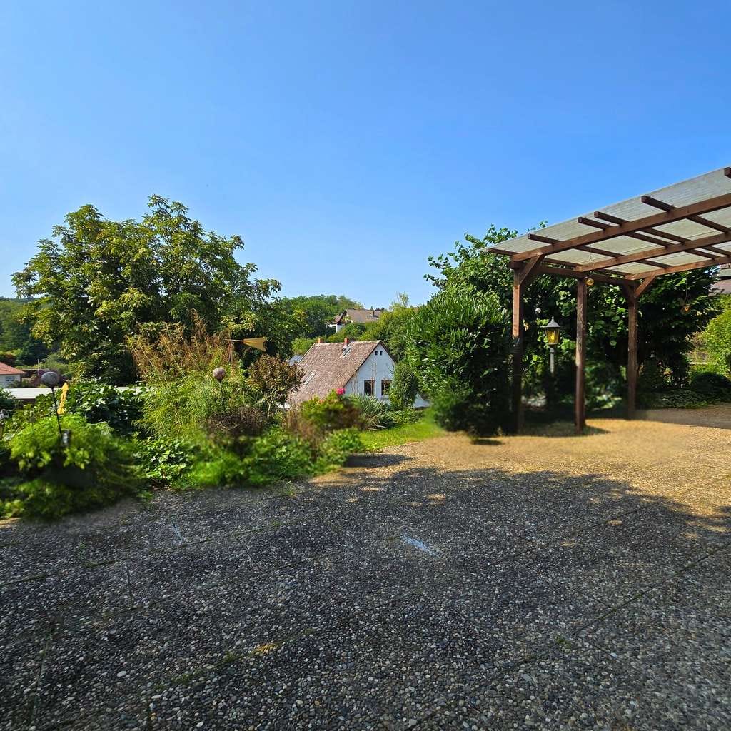 Immobilie in Lollar - Wohnen mit Weitblick: Vier-Familienhaus mit Terrasse, Gartenoase & flexiblen Nutzungsmöglichkeiten - Bild 2
