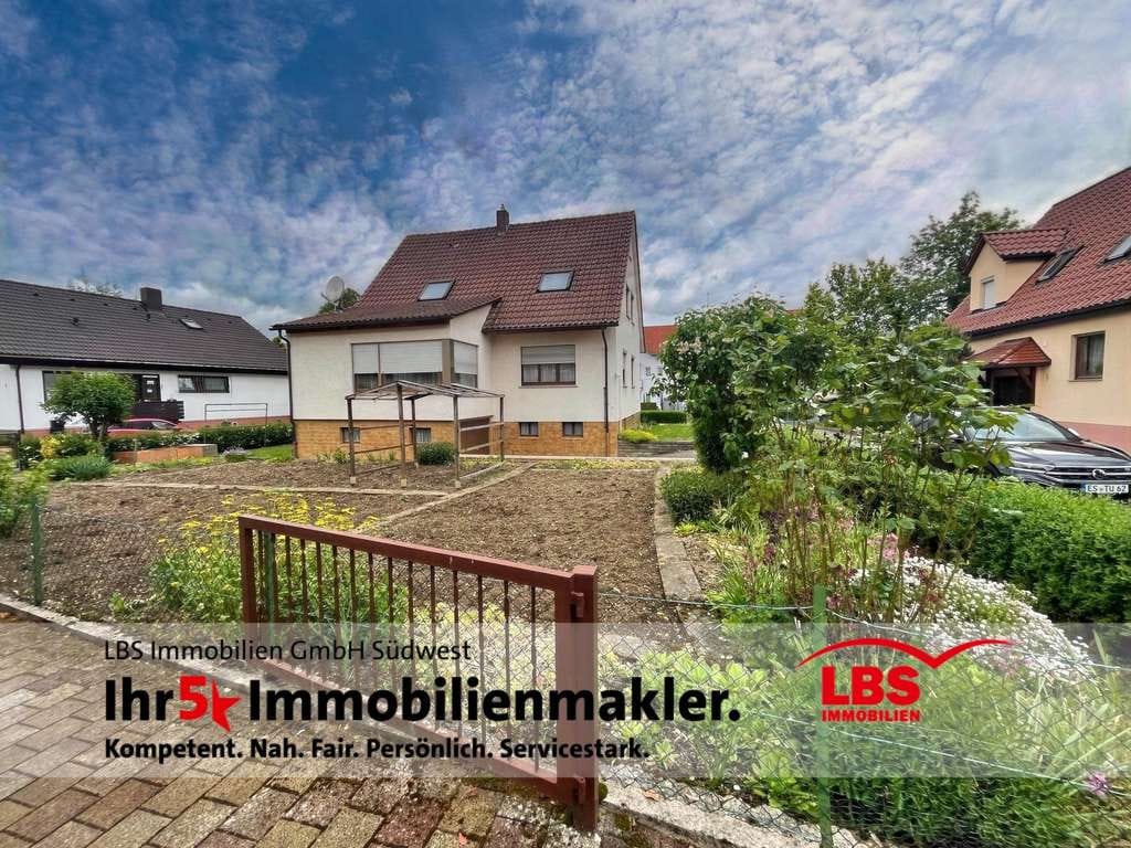 Immobilie in Frickenhausen - RUHIG + ZENTRAL! Freistehendes 1- bis 2-Fam.-Haus. Renovierungsbedürftig. 2 Garagen! - Bild 0