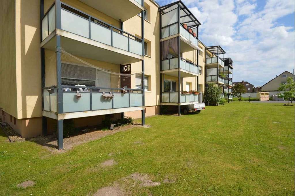 Immobilie in Königslutter am Elm - Kapitalanlage: Gut vermietete, helle 3-Zimmer-Erdgeschoss-Wohnung mit Balkon + Garage. - Bild 1