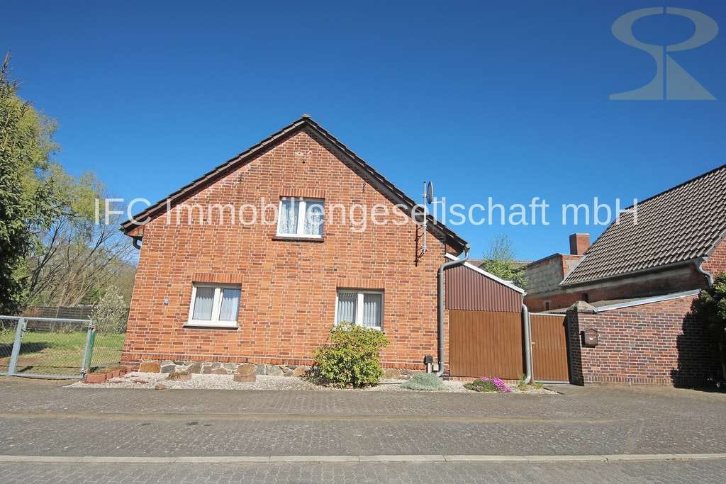 Immobilie in Gräfenhainichen - Charmantes Einfamilienhaus mit großem Grundstück und viel Potenzial in Gräfenhainichen OT Jüdenberg - Bild 2